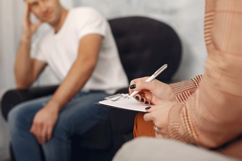 Psycholog, psychoterapeuta czy psychiatra – do kogo się zgłosić?