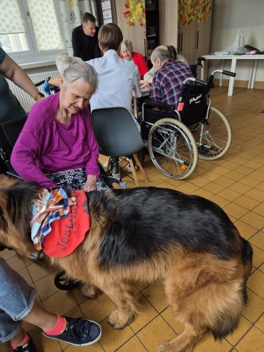 Dogoterapia w Zakładzie Opieki Długoterminowej EPIONE