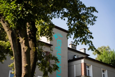 „Nowa jakość rehabilitacji w Katowicach” – lekarz i prezes Grupy EPIONE Narcyz Wrześniewski o starcie NeuroKliniki i rehabilitacji robotycznej